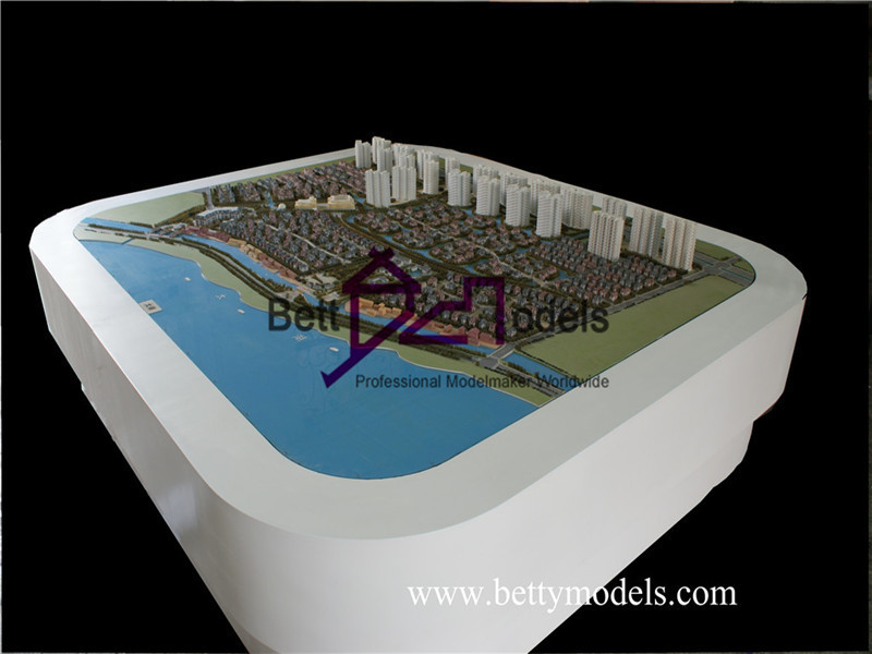 Модели архитектурной выставки на берегу озера